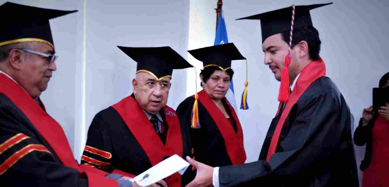 Estudiantes recibiendo títulos de grado